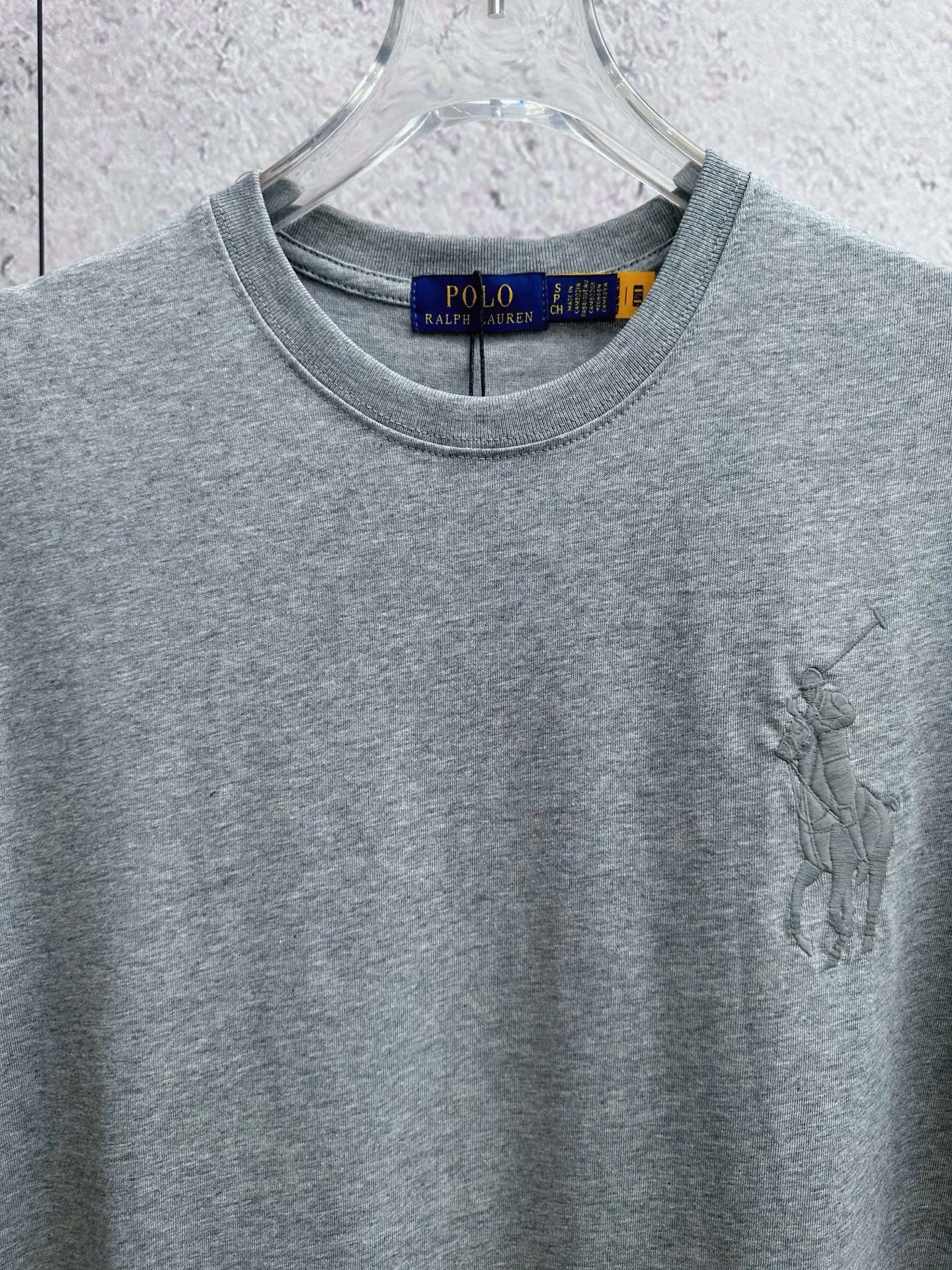 P150 Ralph Lauren/Ralph Lauren 25ss simultaneously launches one-color horse embroidery round neck short sleeves. The main logo on the neck has a QR code mark, which can be scanned for verification, and the detailed horse logo embroidery is all high-density and made with imported Tajima machines, distinguishing it from low-end products on the market. 32 counts, 240g hydrophilic toner, 100% cotton fabric, comfortable and soft, highly breathable, focusing on high-end cost-effectiveness, needless to say good quality. Available in a variety of colors, both boys and girls can try this genderless style, giving them a yuppie tone in no time. Immerse yourself in your leisurely style, and have your own style in retro. Natural, vivid, and very French romantic feelings perfectly integrate the youthful atmosphere with the trend. The clever embellishment of the horse logo embroidery carries all the eye-catching points. Color: black, white, navy blue, gray Size: S-xL